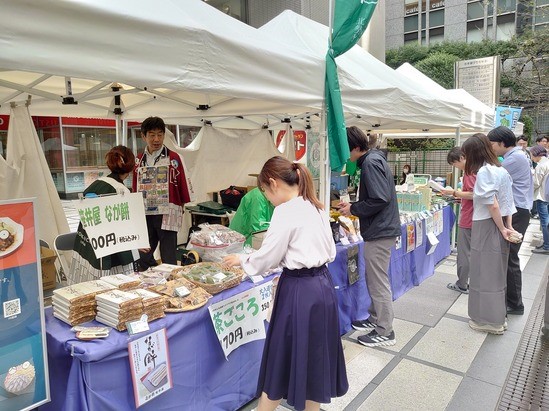 イベントの様子（特産物の販売・かぶせ茶試飲）